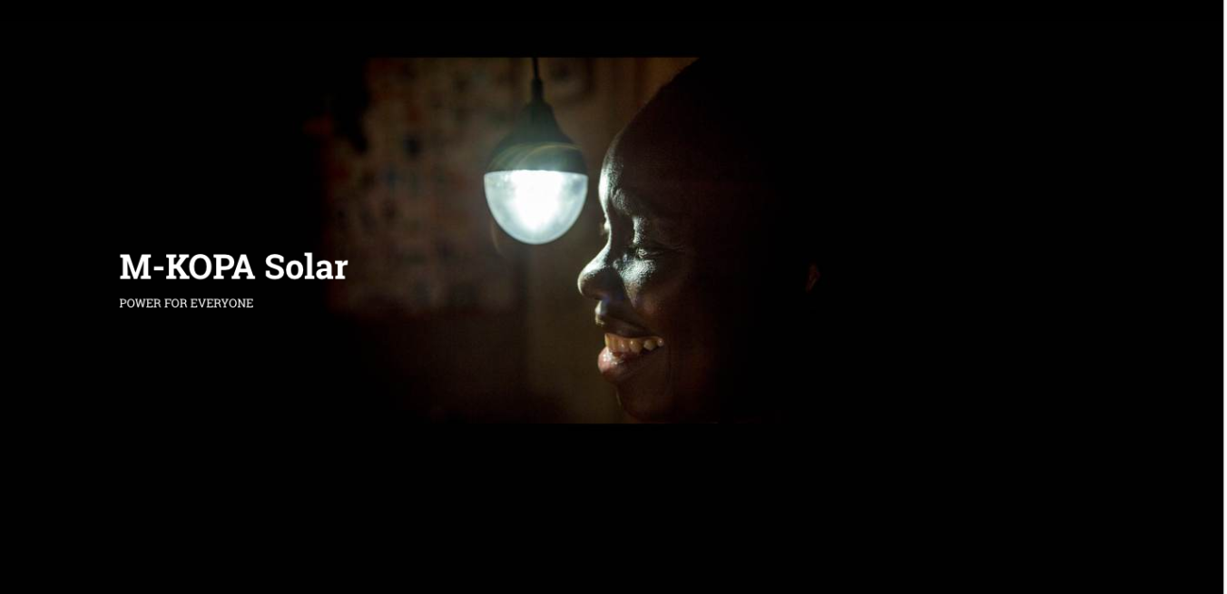 Eine LED-Lampe, betrieben von Solar Power Kit, erleuchtet das Gesicht einer jungen Frau.